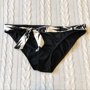 Black bikini bottoms with patterned belt🖤